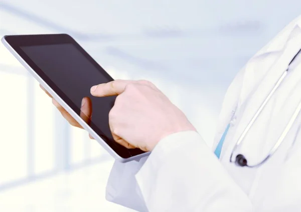 Nahaufnahme Arzt Krankenhaus Arbeitet Mit Tablet — Stockfoto
