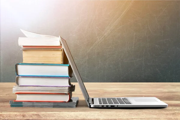 Stack Libri Laptop Formazione Moderna Sfondo — Foto Stock