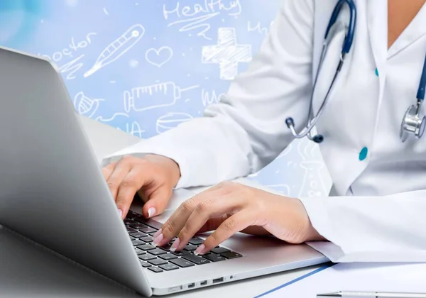 Yakın Çekim Doktor Hastanede Laptop Ile Çalışma — Stok fotoğraf
