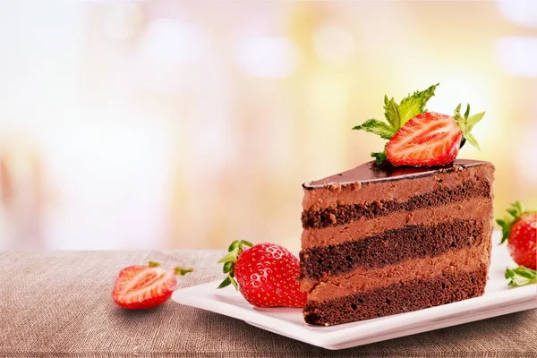 Scheibe Leckerer Schokoladenkuchen Auf Dem Schreibtisch — Stockfoto