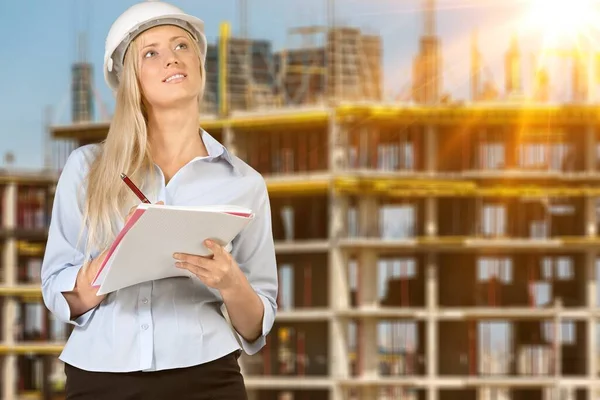 Arquitecta Trabalho Jovem Mulher Capacete Segurando Pasta Com Documentos Local — Fotografia de Stock