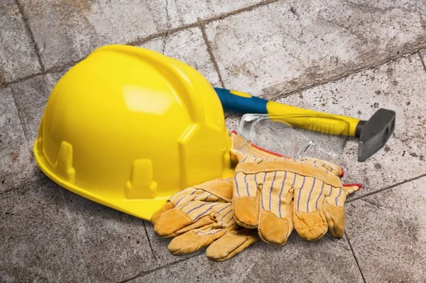 Capacete amarelo com equipamento — Fotografia de Stock