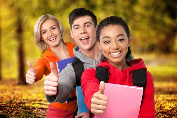 Šťastní Usměvaví Studenti Svými Přáteli — Stock fotografie