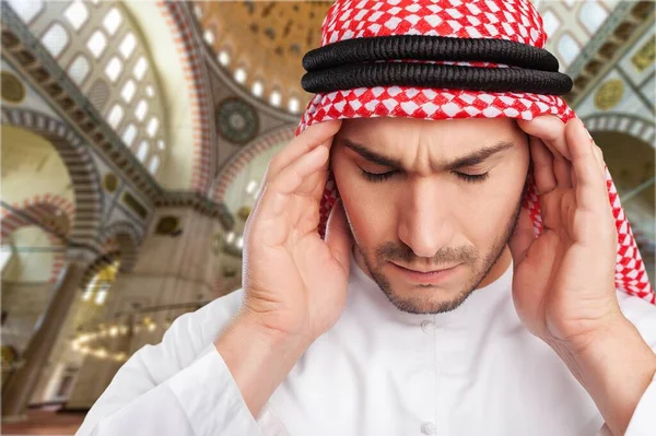 Homem Saudita Atencioso Roupão — Fotografia de Stock