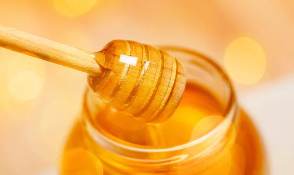 板の蜂蜜と木のスプーン — ストック写真