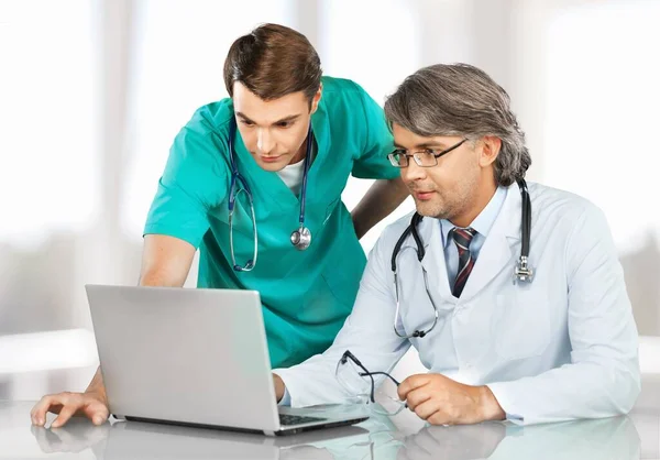 Doctors Csapat Tapasztalattal Kórházban Kórházi Laptop — Stock Fotó