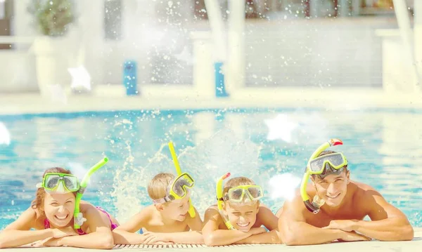 Bonne Famille Jouant Dans Piscine Concept Vacances Été — Photo