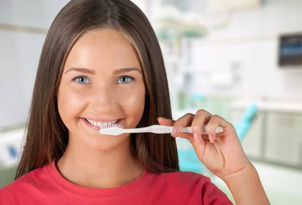 Sorrindo Menina Escovando Dentes — Fotografia de Stock