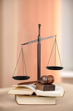 Hukuk ve adalet kavramı, kahverengi arka planda ahşap tokmak ve pullar