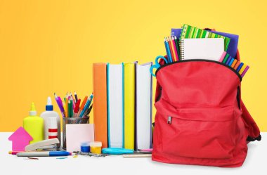 Okul malzemeleri masada, okul konseptine geri dönüyoruz.