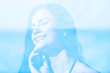 Gülümseyen güzel bir genç kadının portresi.