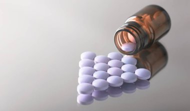 İlaç şişesi arka planda.