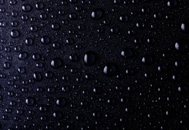 Siyah arkaplanda su damlaları
