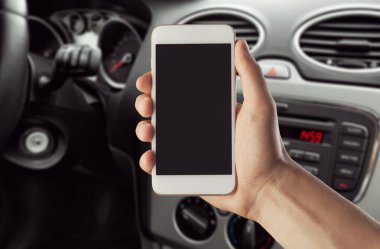 Boş ekranlı akıllı telefonu tut