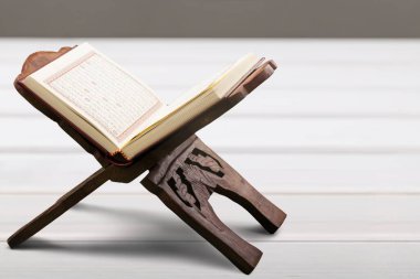 Tahta masanın üzerinde Kur 'an kitabı 