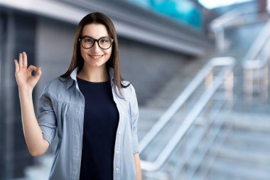 Gözlüklü genç bir kadının portresi.