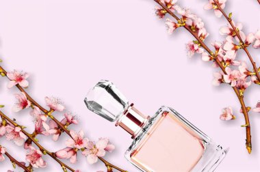 Beyaz arka planda parfüm şişesi ve çiçekler