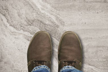 Kahverengi deri ayakkabılar yerde