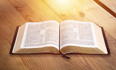 Tahta masanın üzerinde açık bir kitap