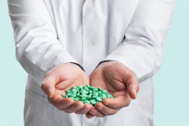 Doktor arka planda haplar tutuyor, kapat.