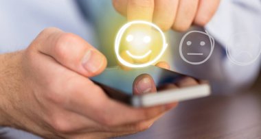 Cep telefonu kullaranarak erkek eller 