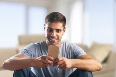 Çekici bir genç adam ile smartphone