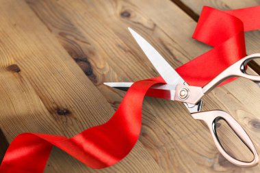 Ahşap zemin üzerinde makas ve kurdele