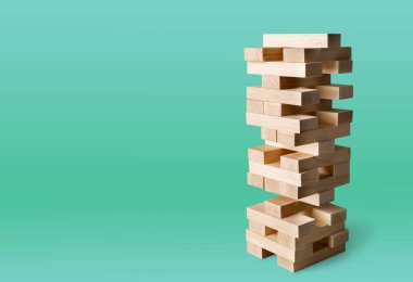 Mavi arkaplanda tahta bloklar oyunu 