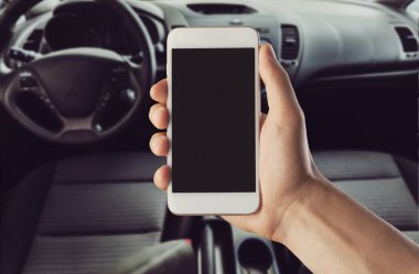 Boş ekranlı akıllı telefonu tut