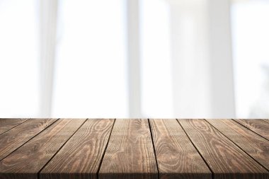 boş tahta tablo ve beyaz arkaplan