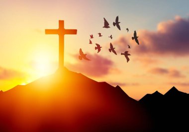 Gün batımında bir haçın silueti