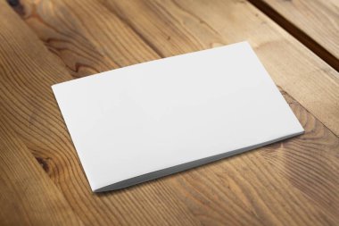 Ahşap masa üzerinde boş kağıt yığını