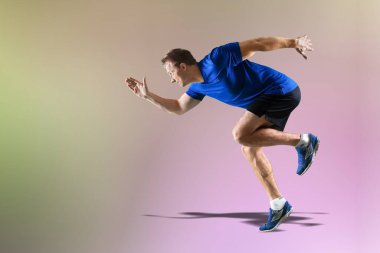 Genç adam çalıştıran spor giyim