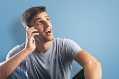 Çekici bir genç adam ile smartphone