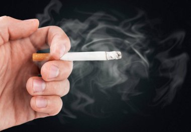 sigaranın dumanı insanın elinde