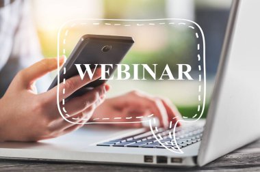 İşadamı ofiste dizüstü bilgisayarda çalışıyor.  