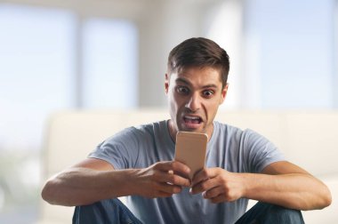 Çekici bir genç adam ile smartphone