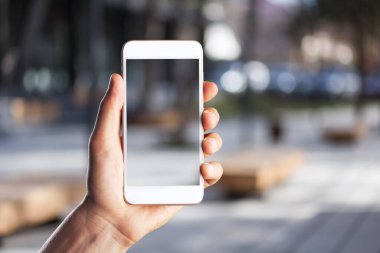 Boş ekranlı akıllı telefonu tut