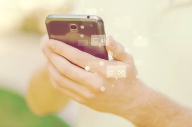 Bulanık geçmişi olan akıllı telefonu tutan kadın.