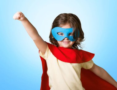 Süper kahraman kostümlü küçük kız.  