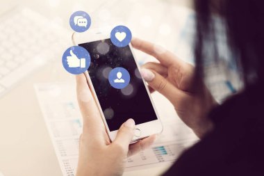 arka plan üstünde smartphone ile eller 