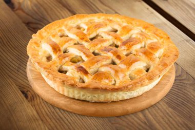 Tahta arka planda peynirli turta.