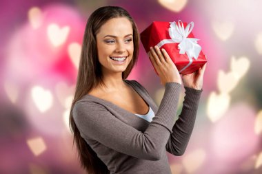 mutlu bir kadın tutarak hediye kutusu 