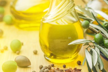 Zeytinyağı ve zeytin ahşap bir masa üzerinde