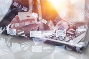 Arka planda telefonu ve bilgisayarı olan iş adamı 