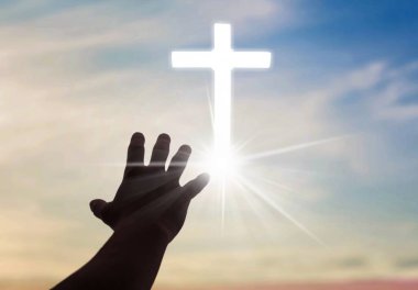 Erkek eli gün batımında çapraz