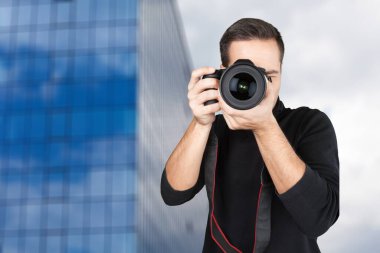 Dijital kameralı genç fotoğrafçı. 