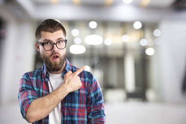 Gözlüklü genç adam geriye bakıyor.