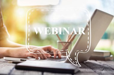 İşadamı ofiste dizüstü bilgisayarda çalışıyor.  