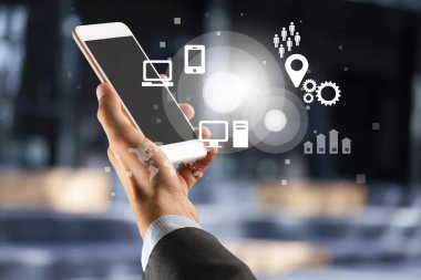 Boş ekranlı akıllı telefonu tut